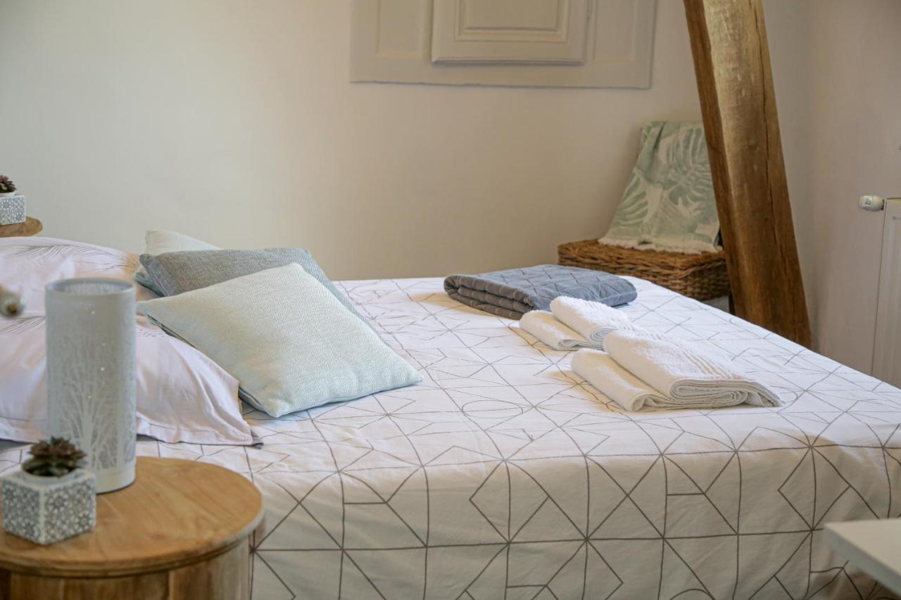 Domaine Du Bourg Salon Bed & Breakfast Bagian luar foto